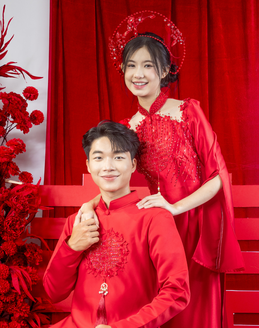 Cặp Áo Dài Đỏ Hở Vai Song Hỷ Lâm Môn - Ảnh 2