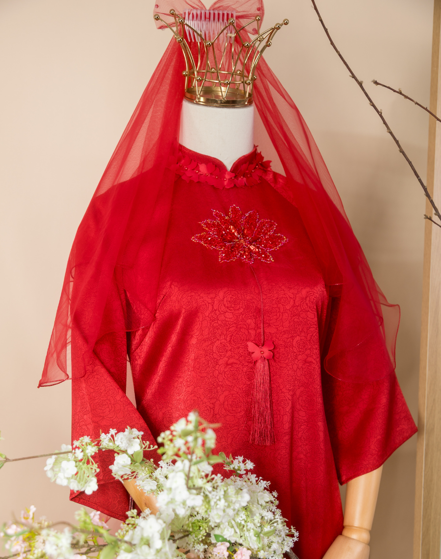 Áo Dài Đỏ Gấm Hoa Sen Dáng Suông