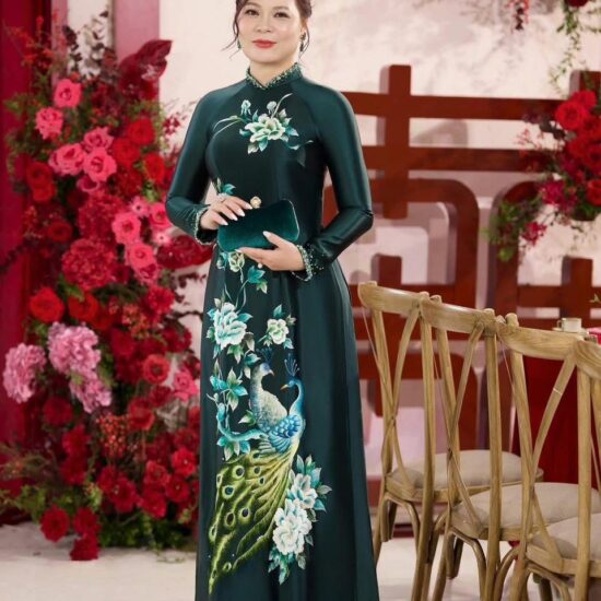Áo dài bà sui lụa xanh cổ vịt thêu chim công – hoa mẫu đơn cao cấp | Mã SP: BS-009